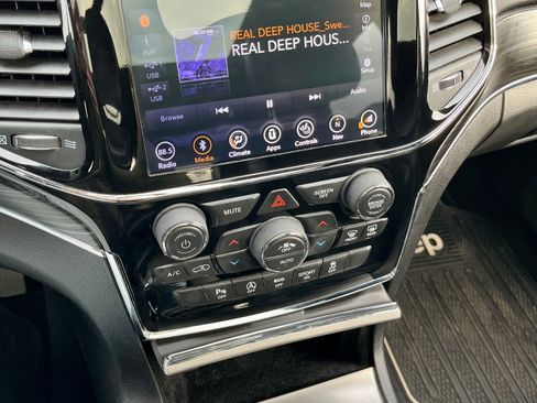 Used 2019 Jeep Grand Cherokee Limited w/ Luxury Group II image 14