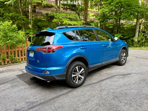Used 2017 Toyota RAV4 XLE AWD/4WD image 6