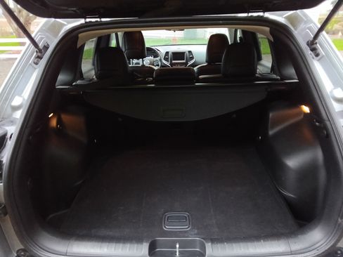 Used 2019 Jeep Cherokee Latitude Plus w/ Cold Weather Group image 21