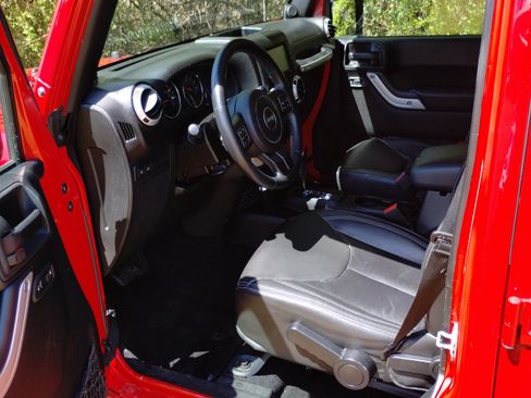 Used 2014 Jeep Wrangler Unlimited Rubicon w/ Connectivity Group image 12