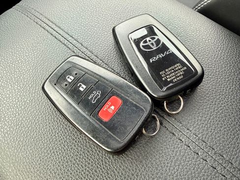 Used 2020 Toyota RAV4 XLE Premium image 31