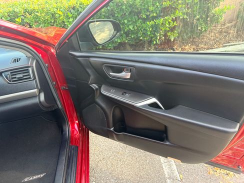 Used 2015 Toyota Camry SE FWD image 13