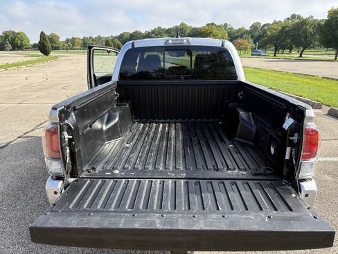 Used 2022 Toyota Tacoma TRD Off-Road w/ TRD Premium Off Road Package AWD/4WD image 23