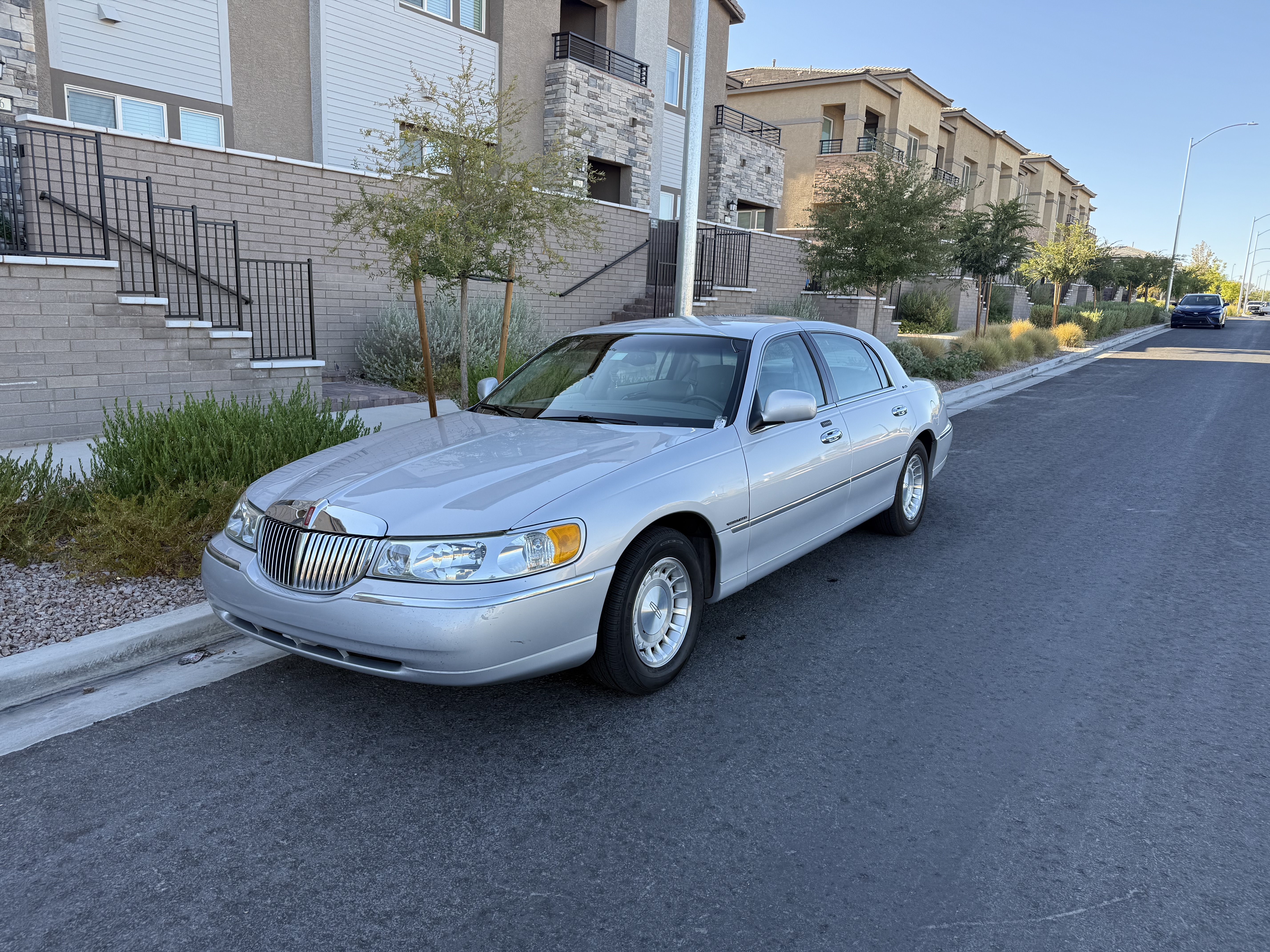 Used 2001 Lincoln Town Car Executive RWD image 1
