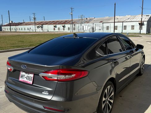 Used 2019 Ford Fusion SE image 4