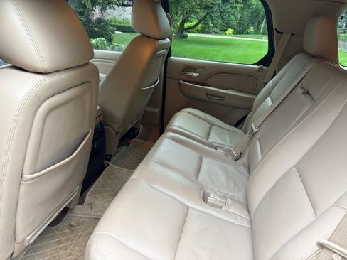 Used 2011 Cadillac Escalade Luxury AWD/4WD image 17
