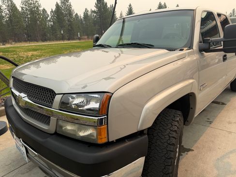 Used 2004 Chevrolet Silverado 3500 LS w/ Heavy-Duty Power Package AWD/4WD image 4