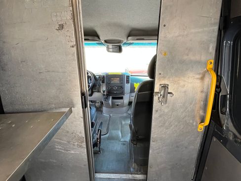 Used 2018 Mercedes-Benz Sprinter 2500 image 15