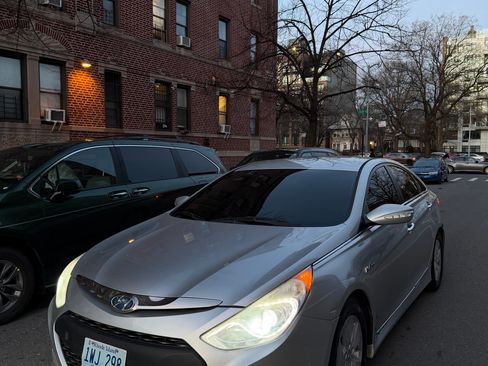 Used 2012 Hyundai Sonata Hybrid image 1