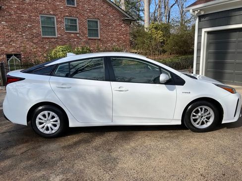 Used 2022 Toyota Prius LE image 1