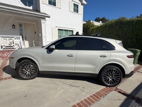 Used 2023 Porsche Cayenne AWD/4WD image 4