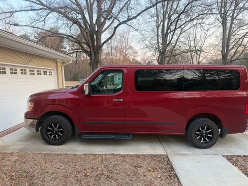 Used 2018 Nissan NV 3500 SL RWD image 2