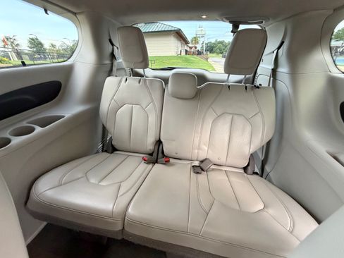 Used 2020 Chrysler Pacifica Touring-L FWD image 26
