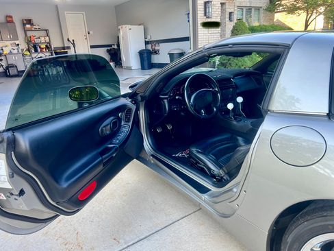 Used 2000 Chevrolet Corvette Coupe w/ Roof Pkg RWD image 6
