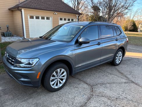 Used 2020 Volkswagen Tiguan S image 2