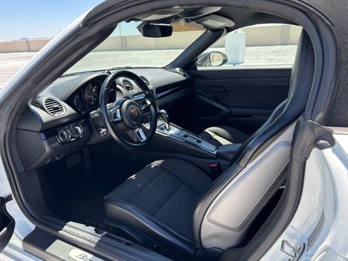 Used 2021 Porsche 718 Boxster RWD image 19