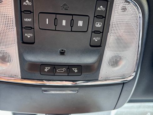 Used 2017 Jeep Grand Cherokee Limited w/ Luxury Group II image 14