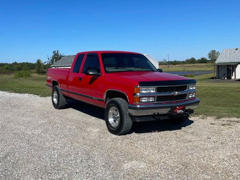 Used 1998 Chevrolet Silverado 1500 4x4 Extended Cab w/ Preferred Equipment Group 2 image 2