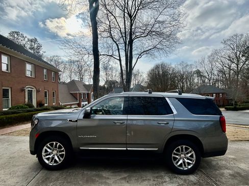 Used 2022 GMC Yukon SLT w/ SLT Premium Package image 2