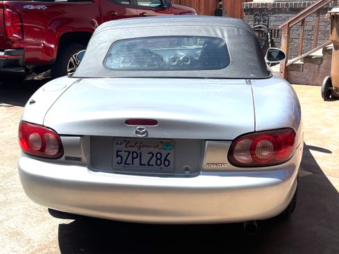 Used 2005 MAZDA MX-5 Miata LS RWD image 9