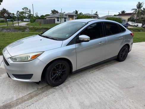 Used 2015 Ford Focus SE FWD image 5
