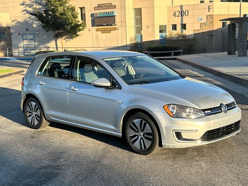 Used 2016 Volkswagen e-Golf SE w/ DC Fast Charging Package image 1