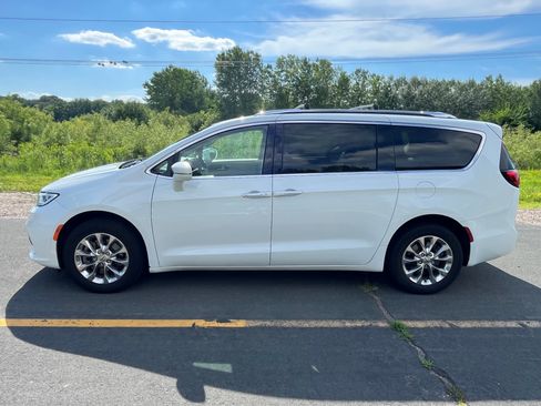 Used 2021 Chrysler Pacifica Touring-L w/ Uconnect Theater Family Group AWD/4WD image 8