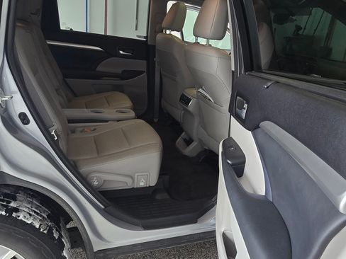Used 2014 Toyota Highlander XLE image 11