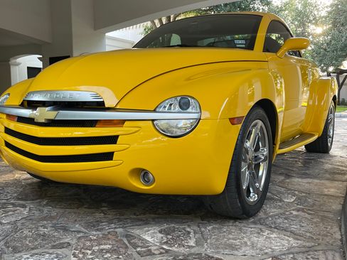 Used 2005 Chevrolet SSR w/ Preferred Equipment Group image 4
