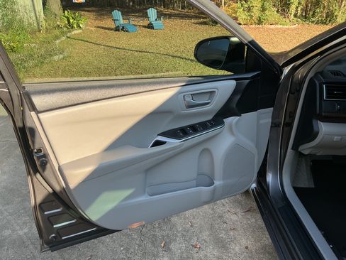 Used 2016 Toyota Camry LE image 12