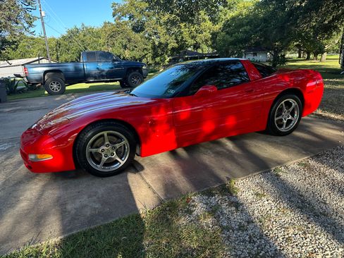 Used 2004 Chevrolet Corvette Coupe RWD image 2
