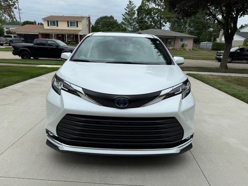 Used 2023 Toyota Sienna XLE AWD/4WD image 4