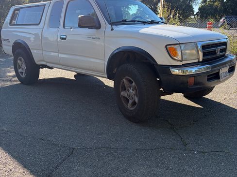 Used 2000 Toyota Tacoma PreRunner RWD image 5