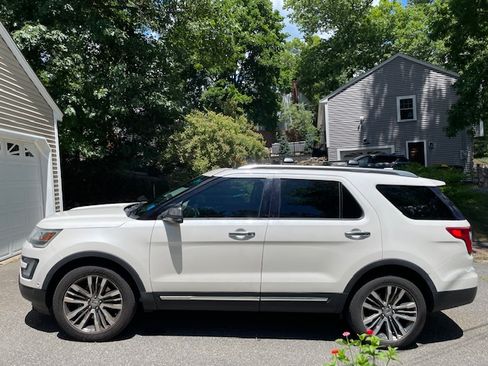 Used 2016 Ford Explorer Platinum AWD/4WD image 2