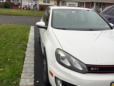 Used 2011 Volkswagen GTI Autobahn image 2