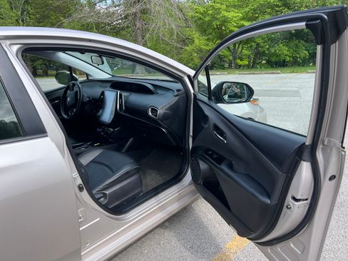 Used 2022 Toyota Prius Prime XLE FWD image 18