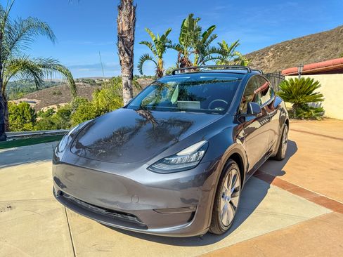 Used 2022 Tesla Model Y Long Range image 6