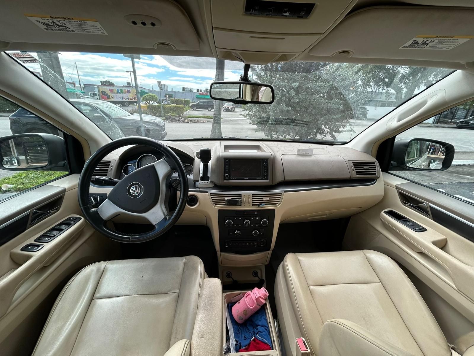 Used 2010 Volkswagen Routan SE FWD image 8