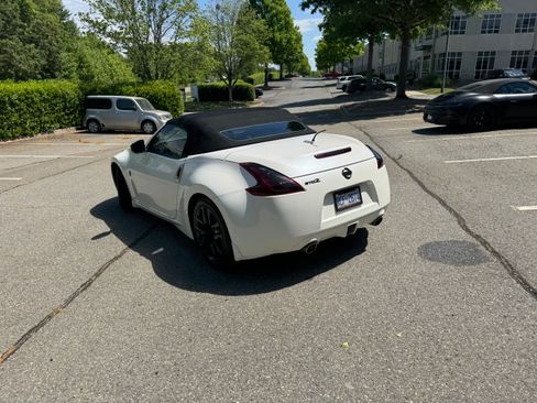 Used 2015 Nissan 370Z Touring image 18