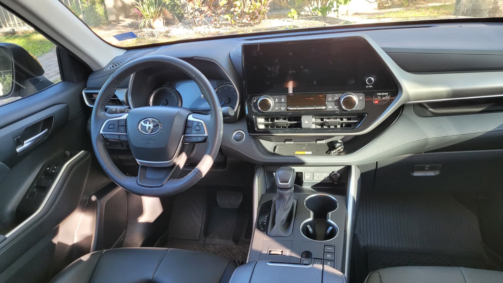 Used 2024 Toyota Highlander XLE AWD/4WD image 12