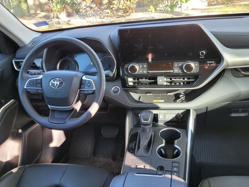 Used 2024 Toyota Highlander XLE image 12