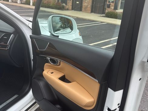 Used 2018 Volvo XC90 T6 Momentum w/ Convenience Package image 9