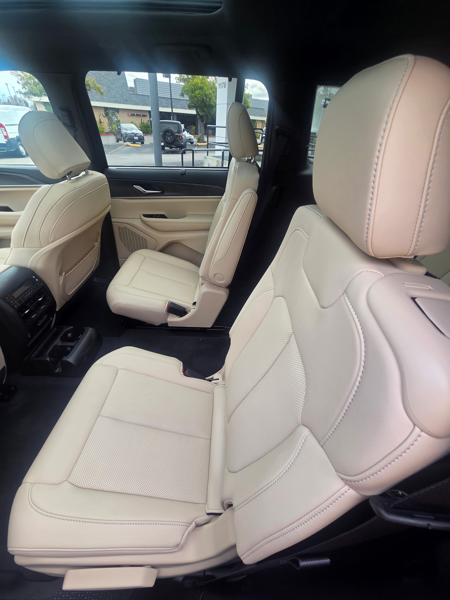 Used 2025 Jeep Grand Cherokee L Limited w/ Luxury Tech Group II AWD/4WD image 6