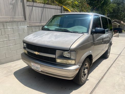 Used 2004 Chevrolet Astro RWD image 1