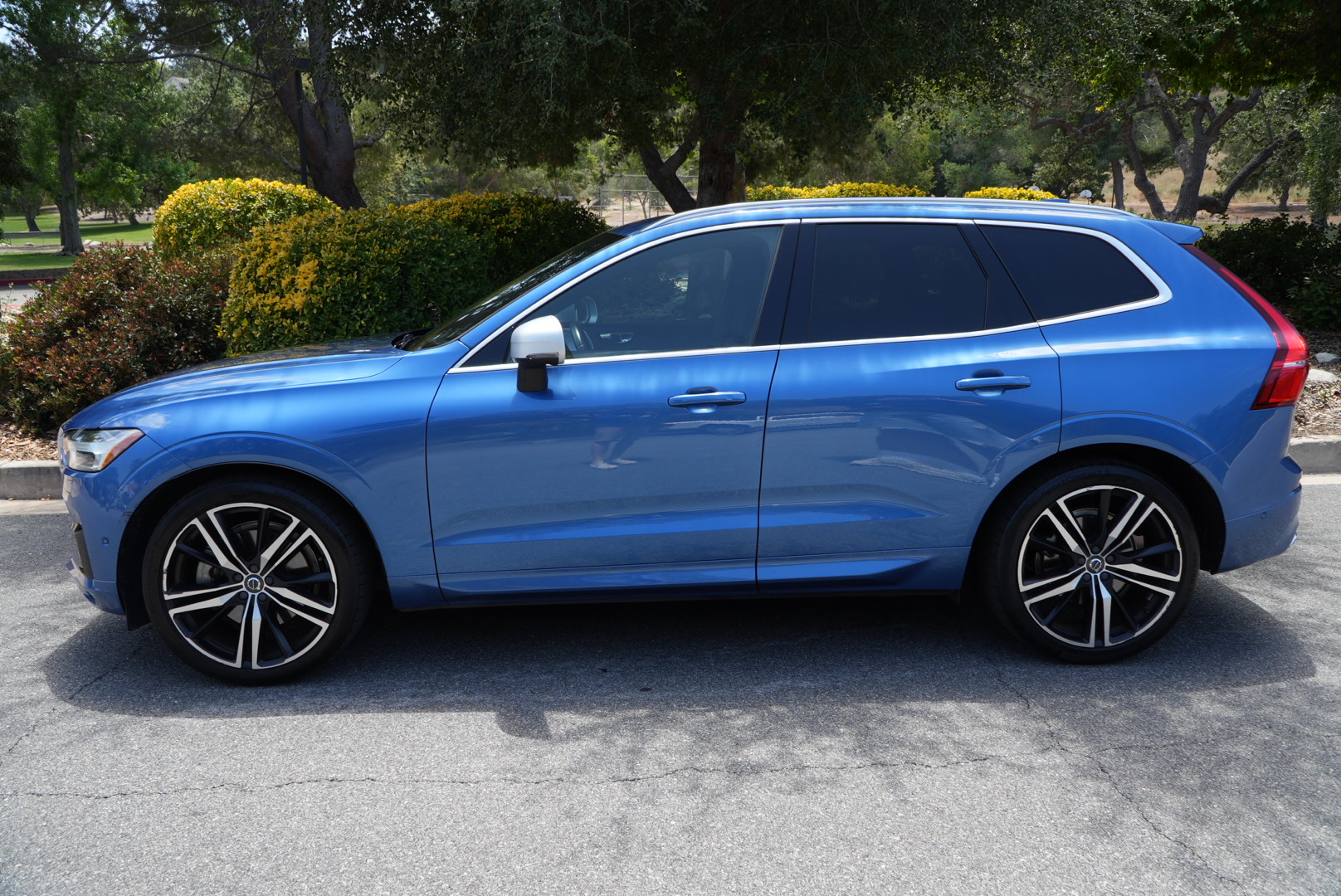 Used 2018 Volvo XC60 T6 R-Design w/ Convenience Package AWD/4WD image 4