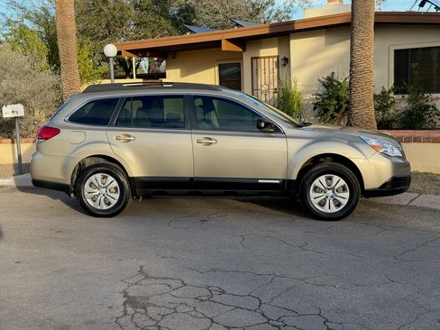 Used 2010 Subaru Outback 2.5i AWD/4WD image 6