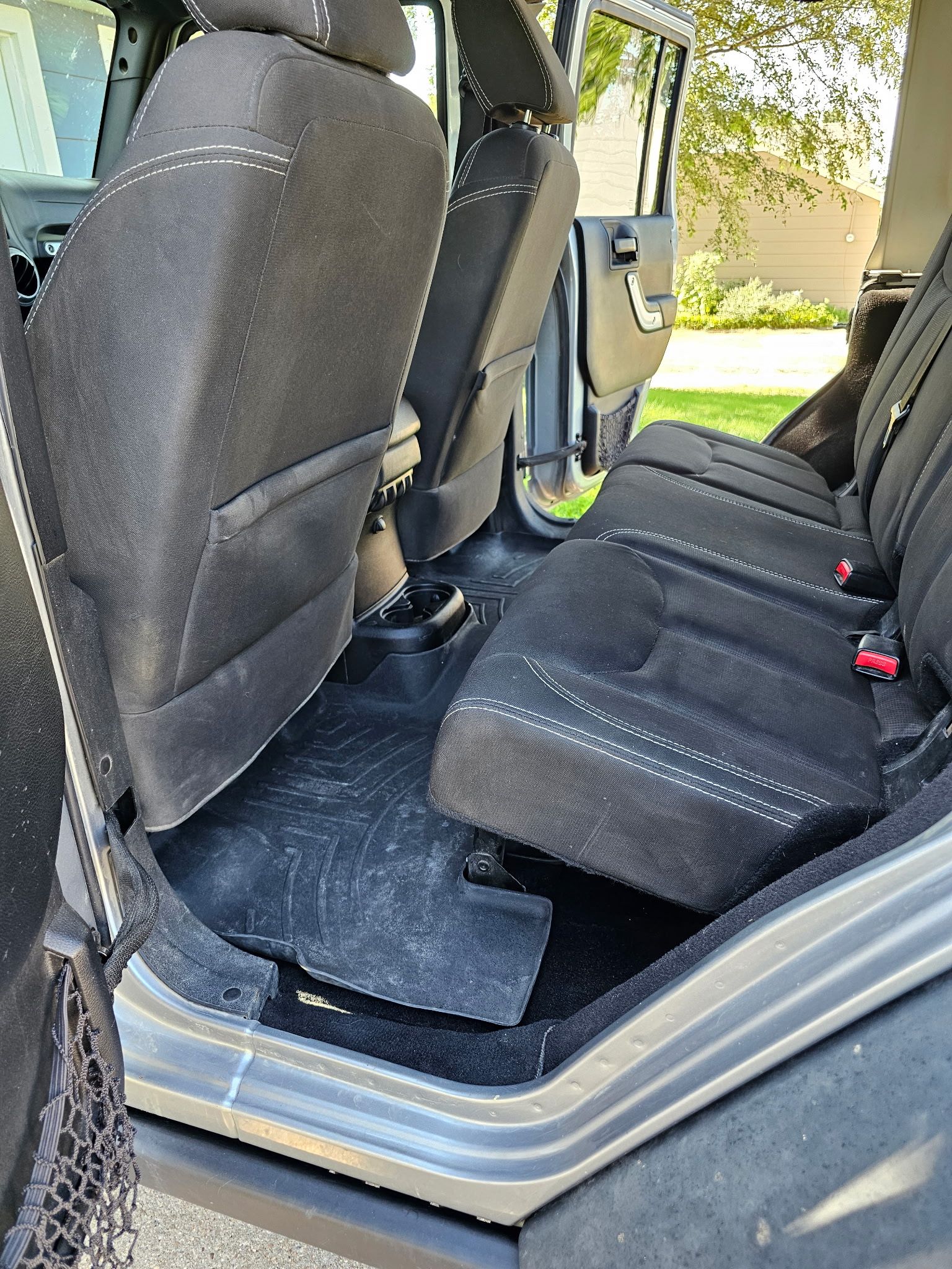 Used 2015 Jeep Wrangler Unlimited Rubicon w/ Connectivity Group AWD/4WD image 16