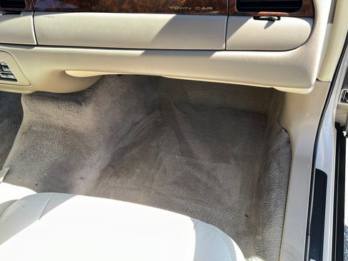 Used 2001 Lincoln Town Car Signature image 12