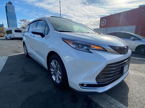 Used 2022 Toyota Sienna Platinum AWD/4WD image 6