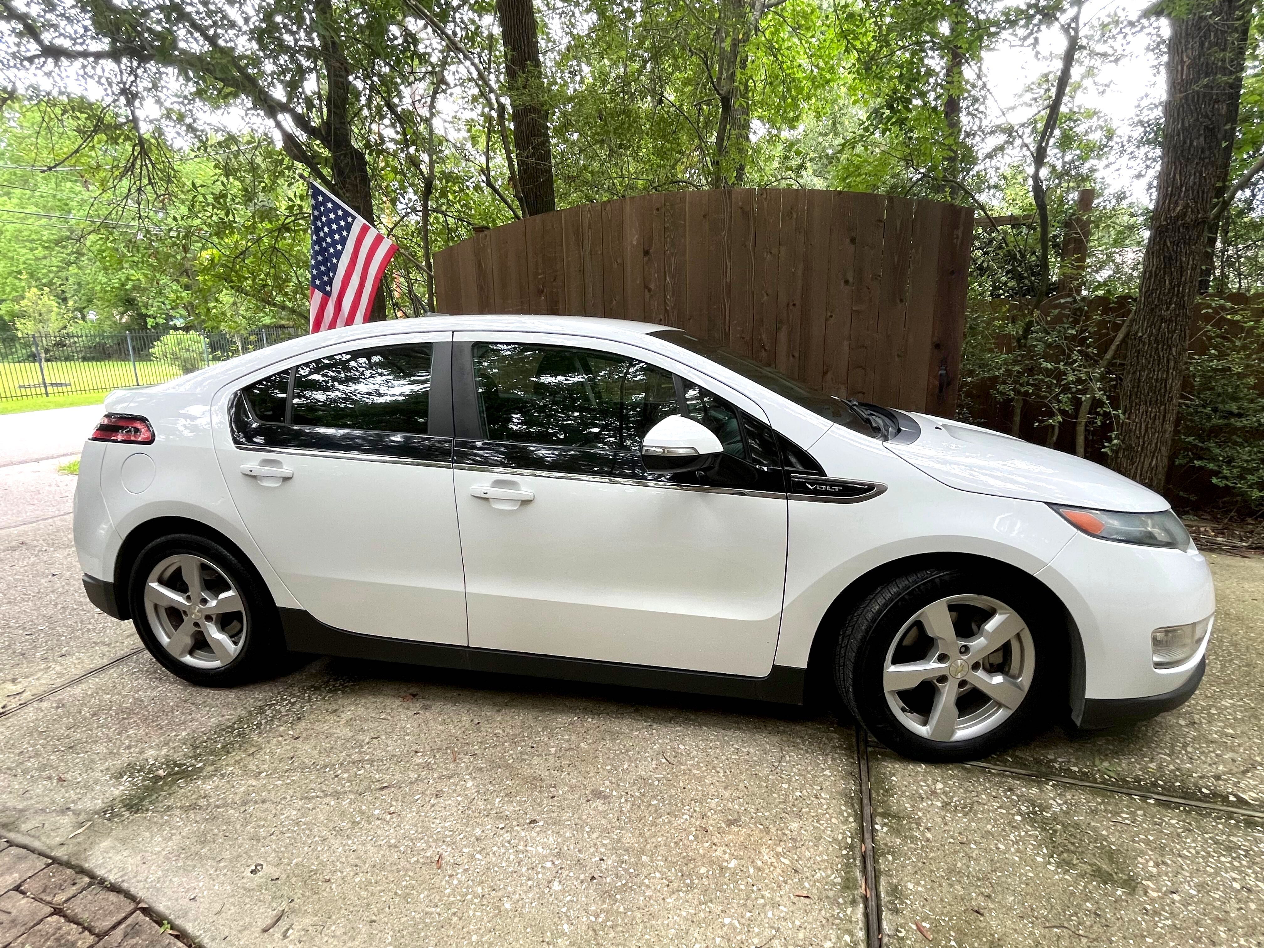 Used 2014 Chevrolet Volt w/ Enhanced Safety Package 1 FWD image 2